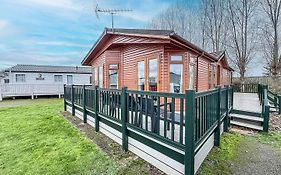Modern 4 Berth Lodge With Decking At Manor Park In Hunstanton Ref 23024W
